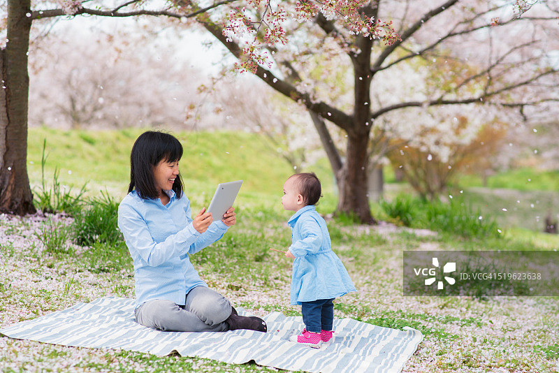 母女共赏樱花图片素材