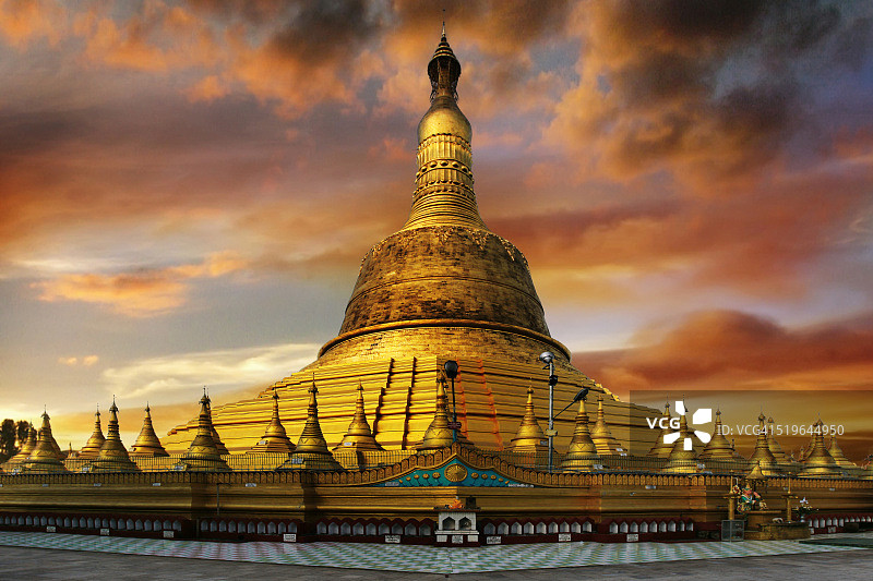 缅甸勃固瑞摩多佛塔日落图片素材