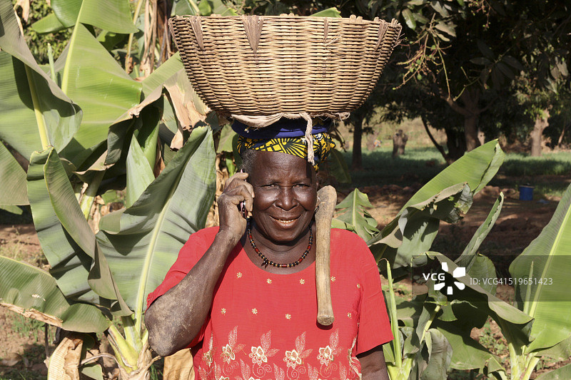 使用手机的老年农妇图片素材