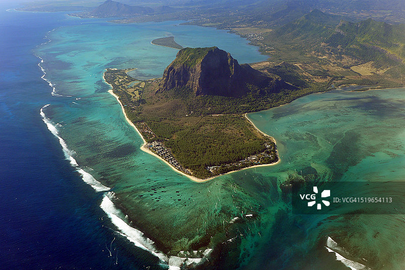 从空中俯瞰毛里求斯莫纳山图片素材