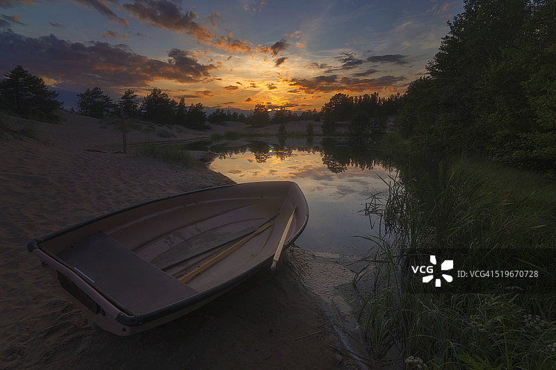 沙滩上搁浅的划艇图片素材