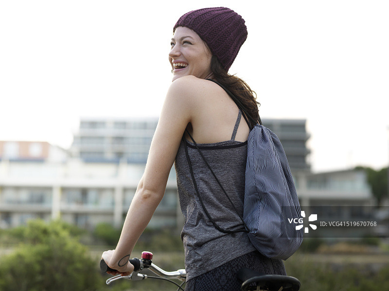 河边骑自行车的女人图片素材