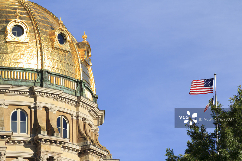 爱荷华州议会大厦圆顶和旗帜图片素材
