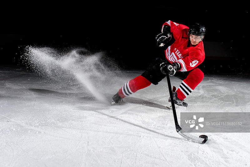 男人打冰球图片素材