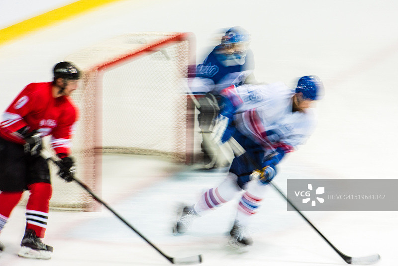 男士打冰球图片素材