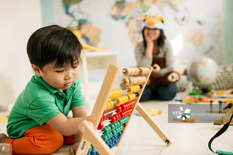 幼儿玩算盘图片素材