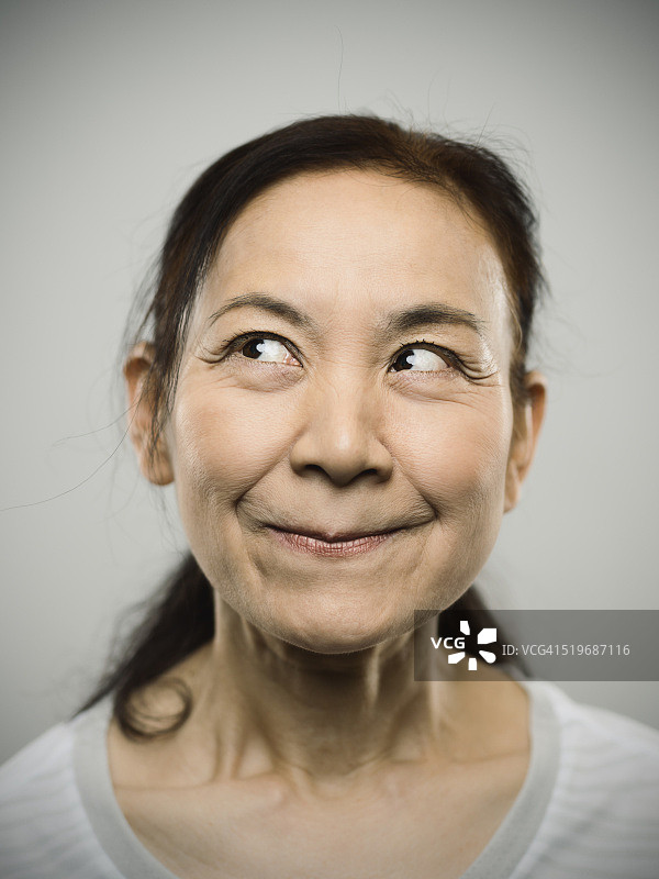 快乐的日本老年妇女肖像图片素材