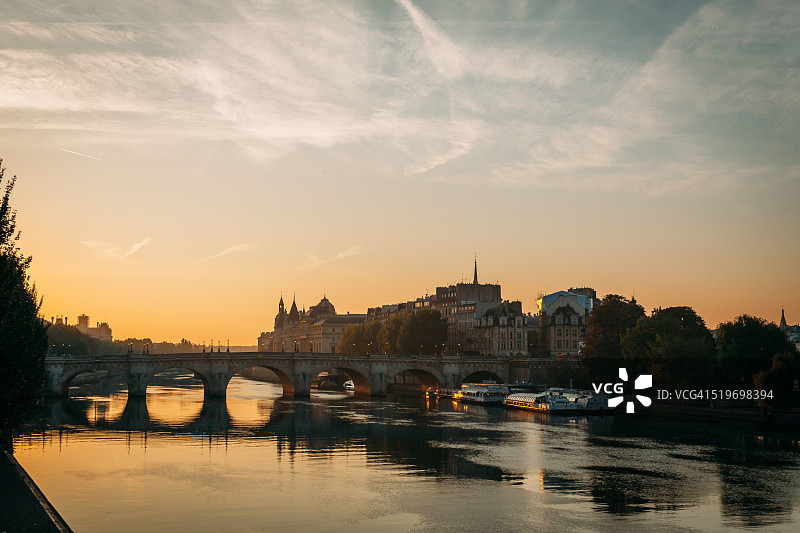 巴黎壮丽的日出图片素材