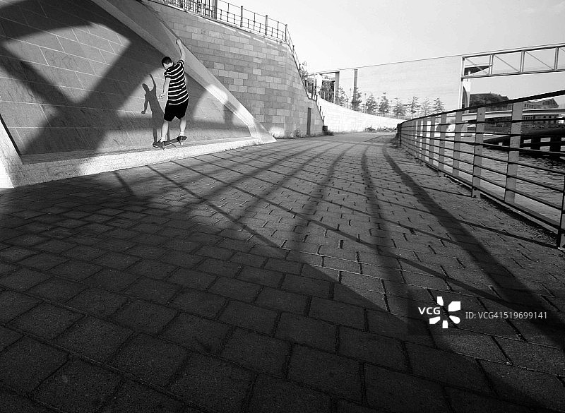 站立研磨图片素材