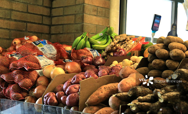 街头市场展示的各种新鲜农产品图片素材