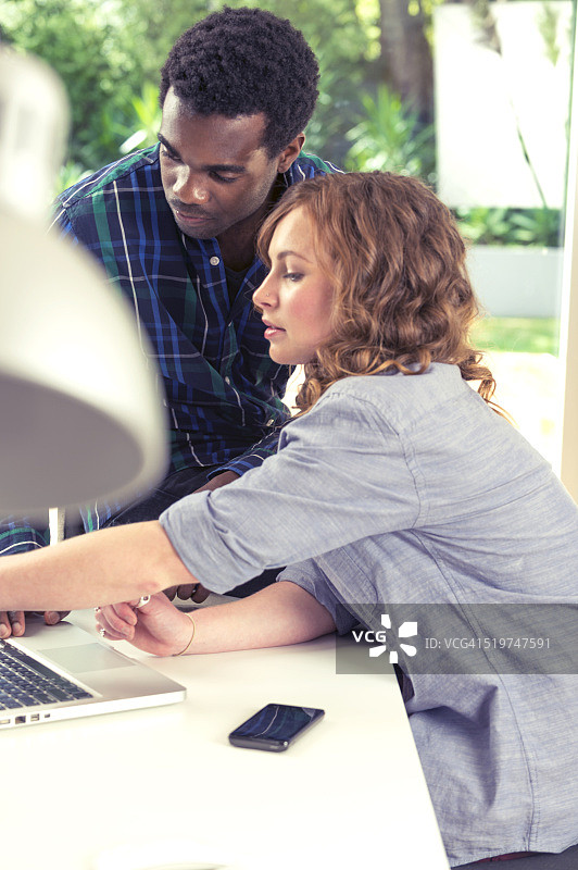 办公室里工作的商人和女商人图片素材