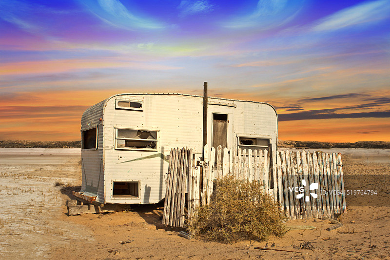 索诺拉沙漠中的废弃拖车图片素材