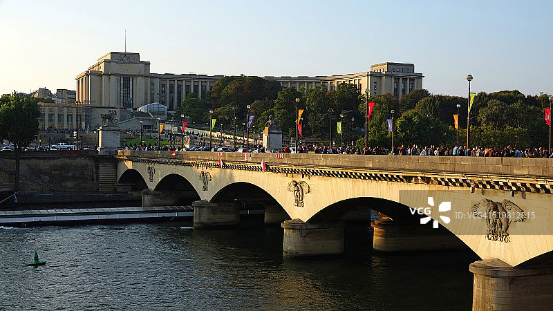 巴黎耶拿桥、塞纳河和夏乐宫图片素材