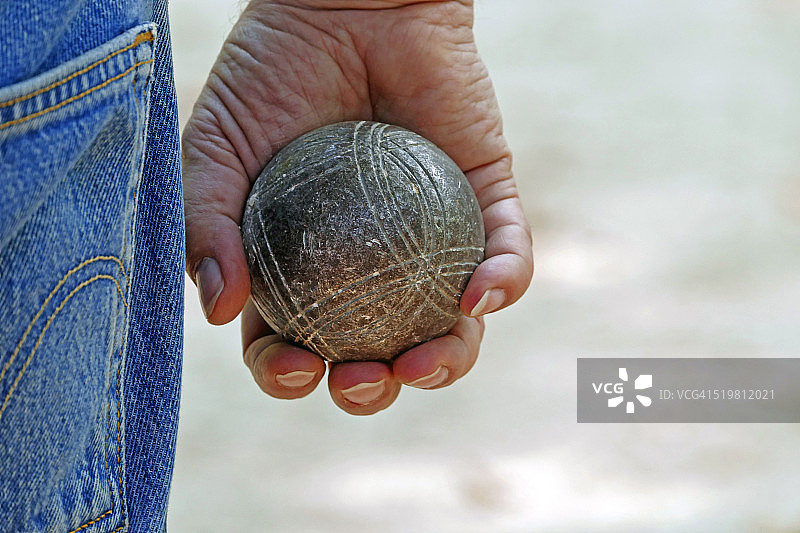 手持法式滚球，法国巴黎图片素材