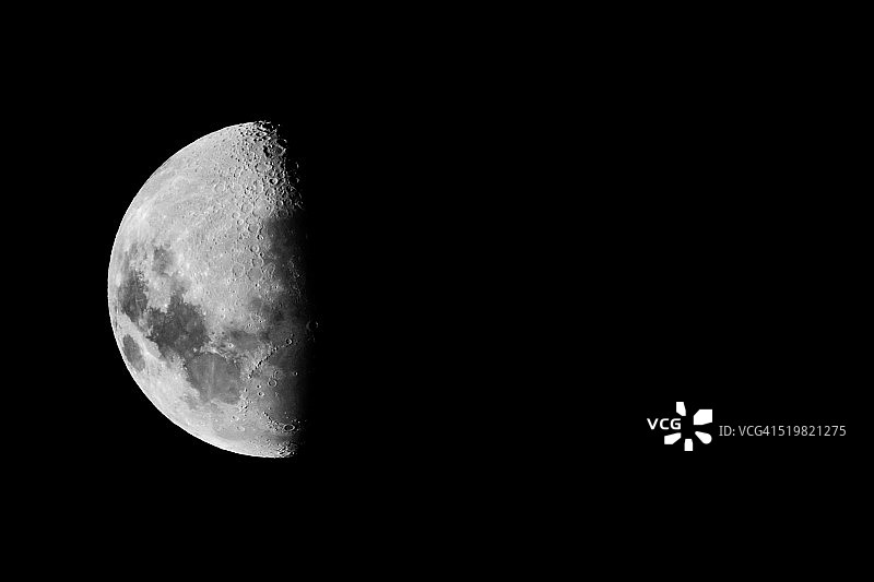 乌拉圭蒙得维的亚天空中的月亮图片素材