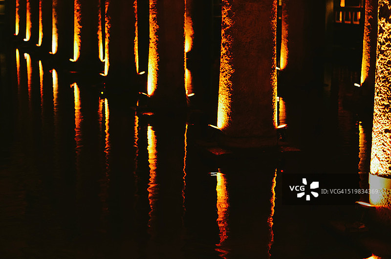 水中倒影柱，奇斯滕大教堂图片素材