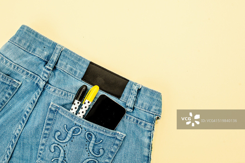 牛仔裤口袋里的手机图片素材