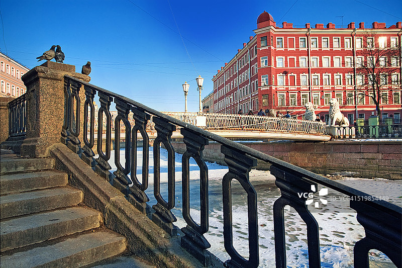 圣彼得堡市的早春图片素材