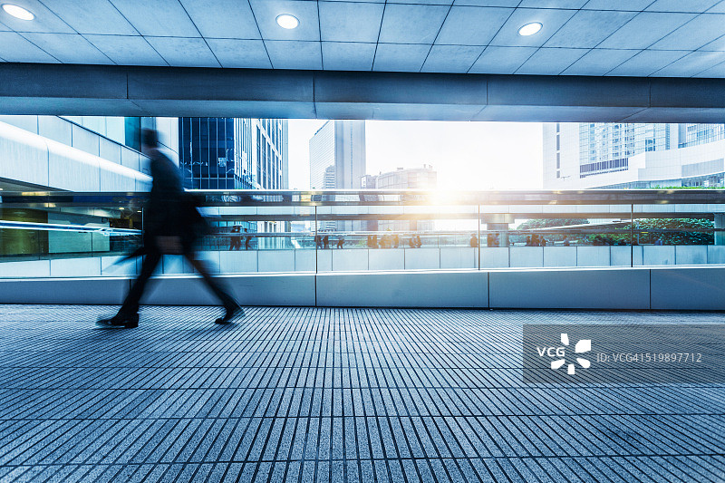 走道上的高峰时段乘客图片素材