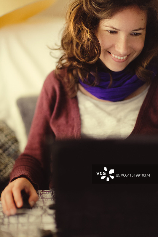 使用笔记本电脑的漂亮女人图片素材