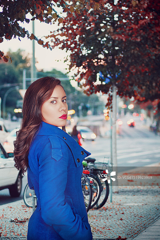 在城市街道上的年轻女人图片素材
