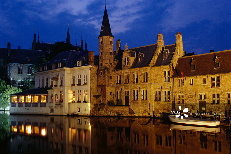 布鲁日运河与格鲁特许斯博物馆（黄昏）图片素材