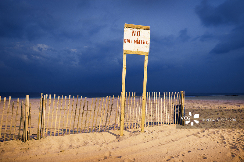 海滩上的“禁止游泳”标志图片素材