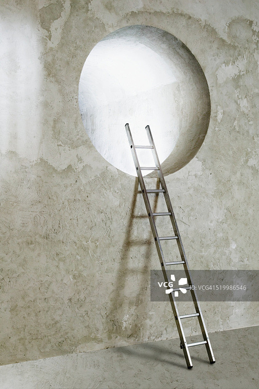 梯子靠在照明通道上图片素材