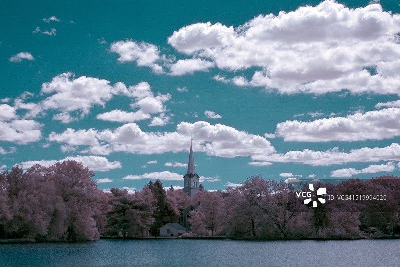 布伦特里湖日落，呈现典型的马萨诸塞州新英格兰风光图片素材