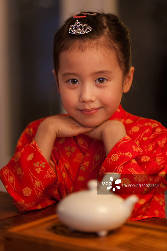 女孩倒茶图片素材