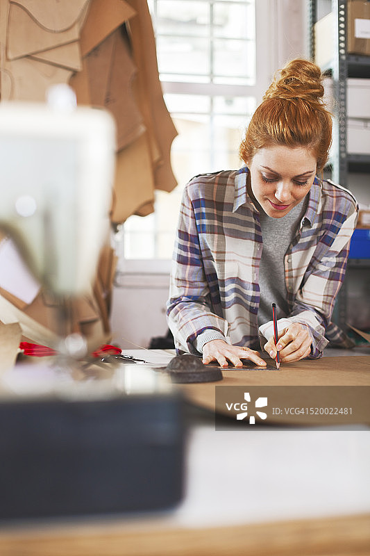 裁缝工作室，时装设计师在工作图片素材