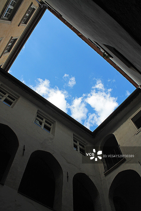 博尔扎诺上空的蓝天图片素材