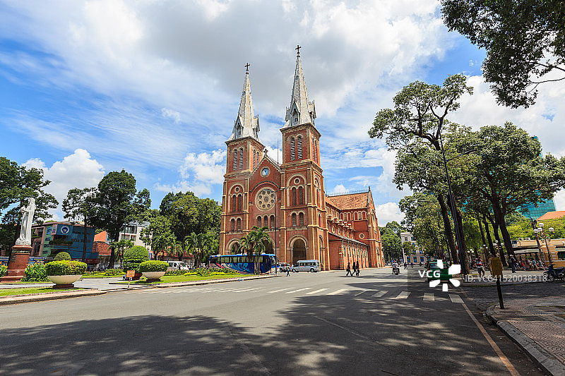 晨曦中的西贡圣母大教堂图片素材