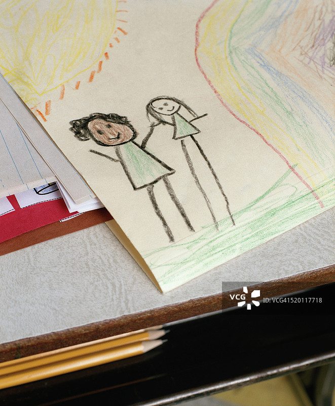 课桌上的蜡笔画图片素材