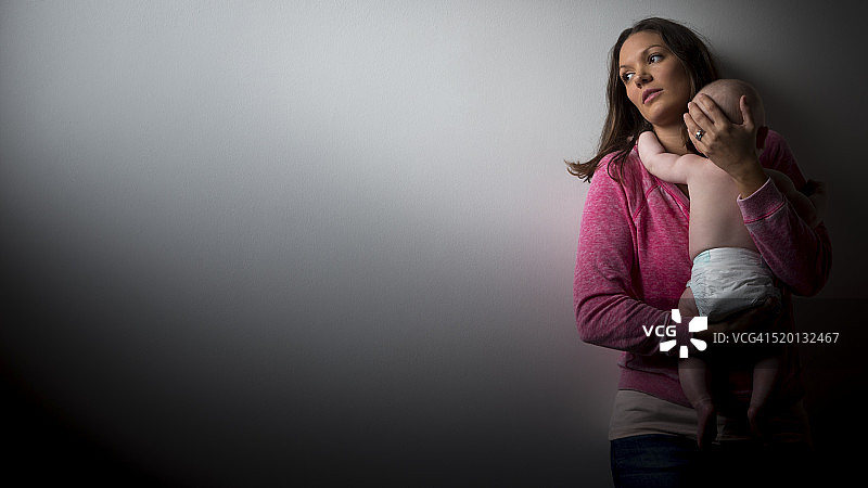 压力大的母亲和宝宝图片素材