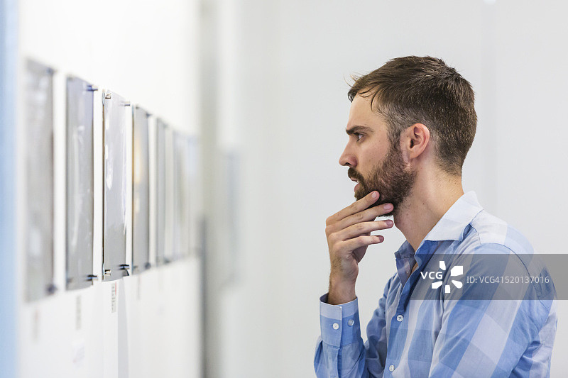 参观美术馆的时髦男人图片素材