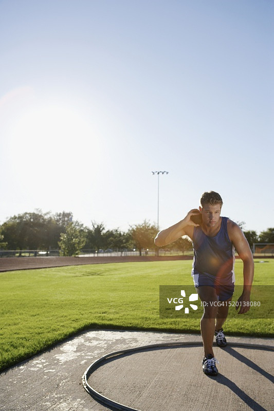 铅球运动员图片素材
