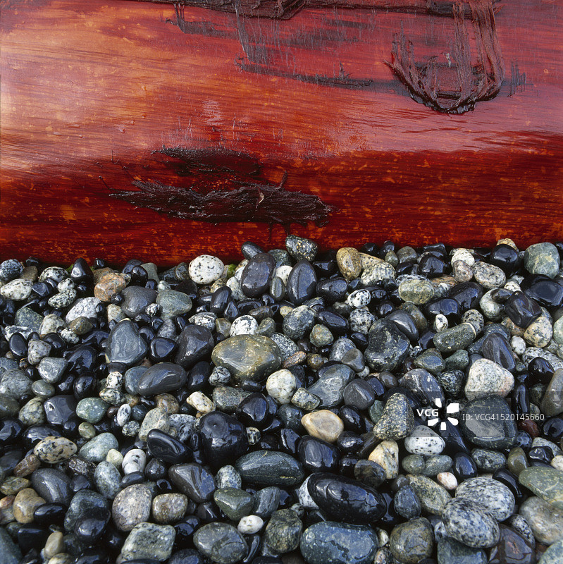 鹅卵石上的原木图片素材