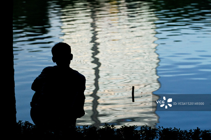 水中倒影的男人图片素材