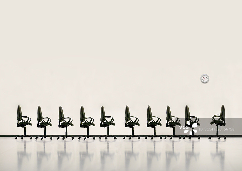 办公椅和时钟图片素材