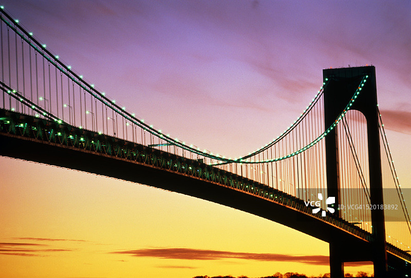 黄昏时的维拉扎诺海峡大桥图片素材