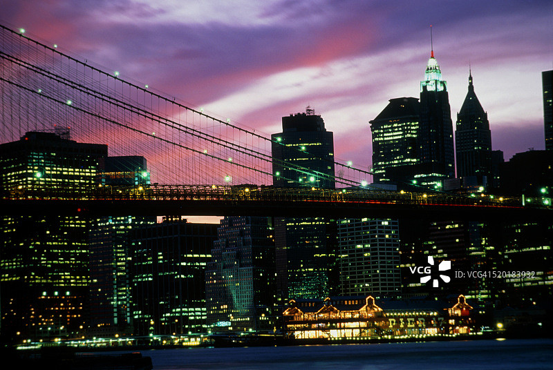 黄昏时分的布鲁克林大桥与曼哈顿下城天际线图片素材