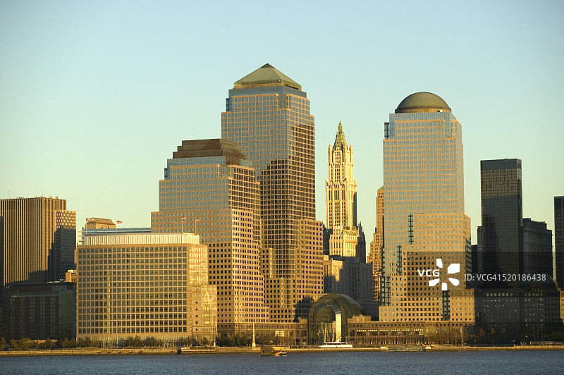 曼哈顿天际线、世界金融中心和伍尔沃斯大厦图片素材