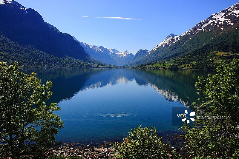 蓝色湖泊和雪山图片素材