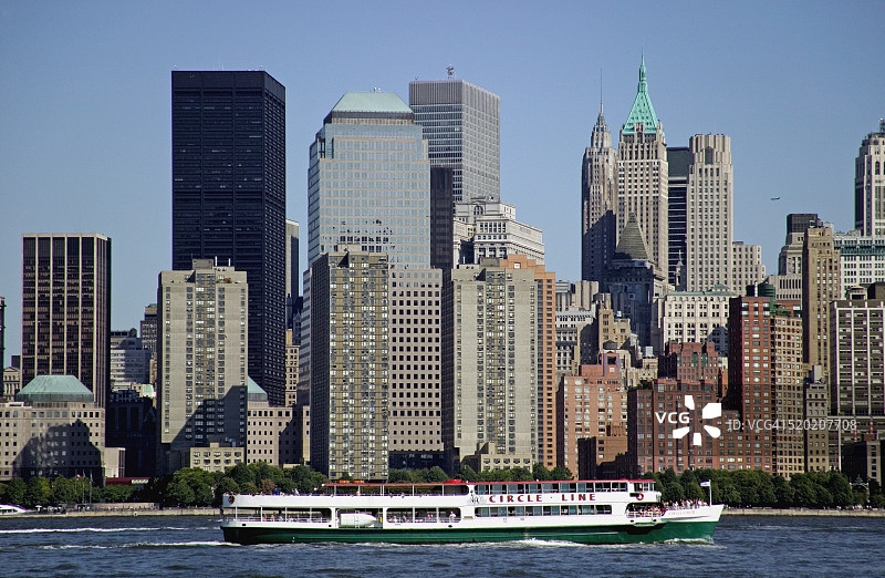 纽约市天际线，含世界金融中心和环线游船图片素材