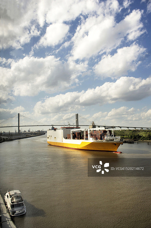 船舶驶出萨凡纳港图片素材