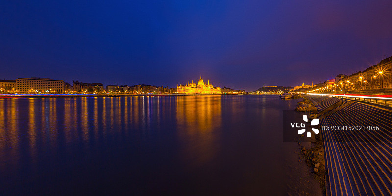夜幕下的匈牙利国会大厦和多瑙河（布达佩斯）图片素材