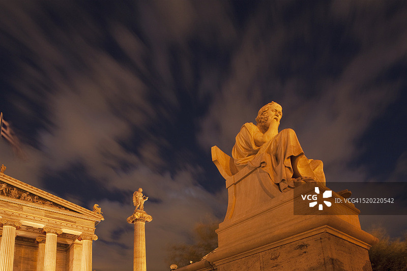 雅典学院外的苏格拉底雕像图片素材