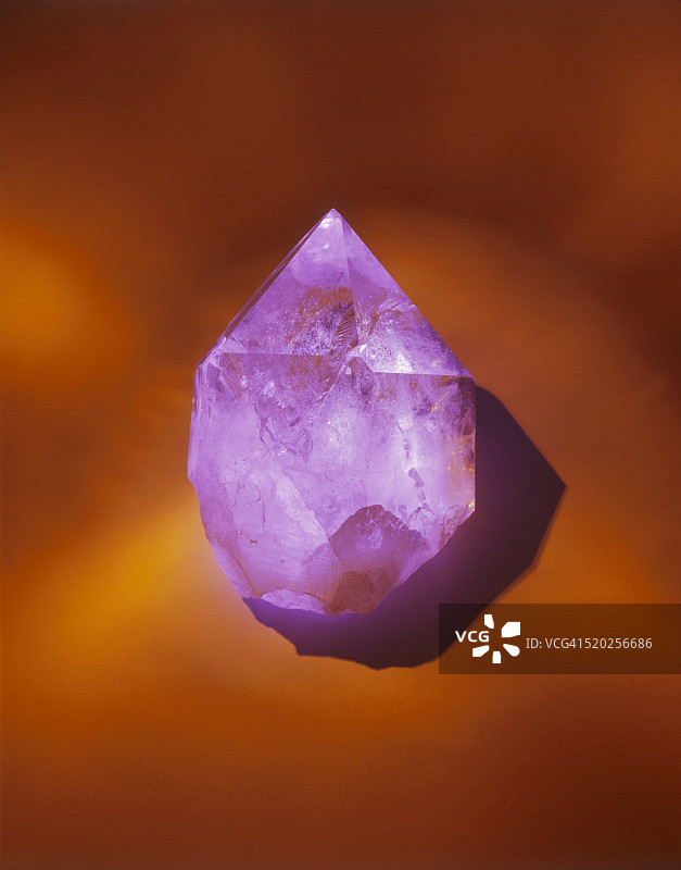 紫色石英晶体图片素材