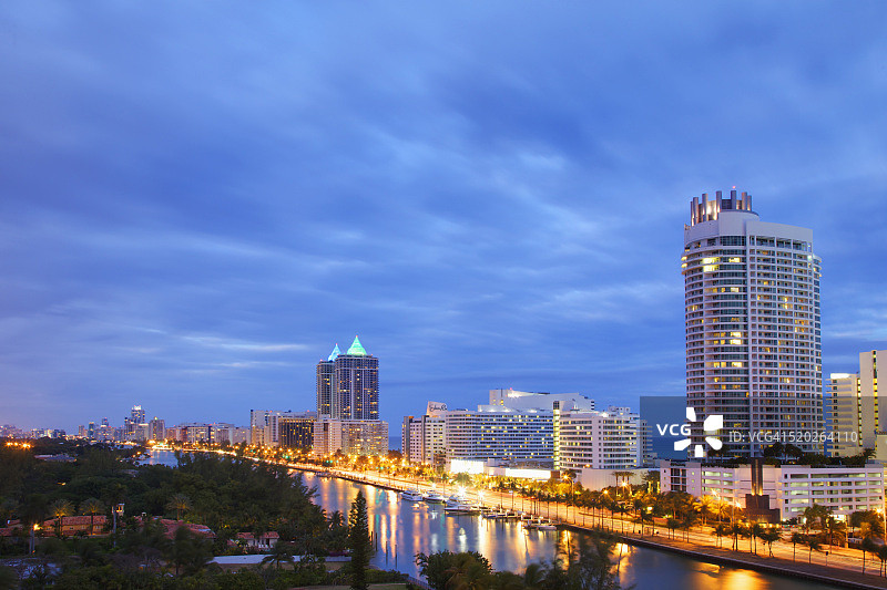 黄昏时印度河畔迈阿密酒店和街灯倒影图片素材